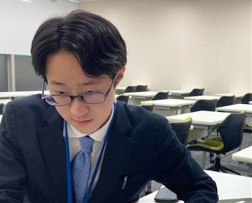 在籍大学：早稲田大学　政治経済学部